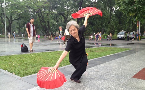 Senior people should take exercise to keep fit (Photo: SGGP)
